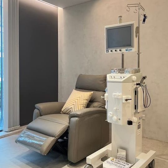 血液淨化設備，搭配舒適的療程座椅，提供無痛治療。