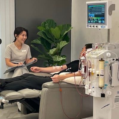 血液淨化時，全場都會有專業的醫療人員陪同。