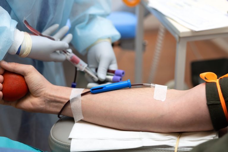 血液透析是利用透析機和人工腎臟，濾過慢性腎臟病患者血液中的毒素與水分。